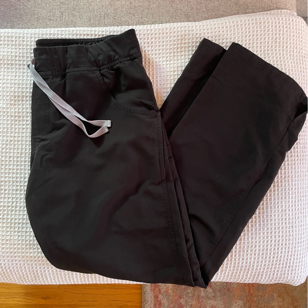 Figs Kade cargo scrub pants. Black, size Large. Regular length